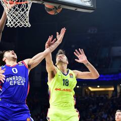 Un gran Shane Larkin aleja al Barcelona del cuarto puesto