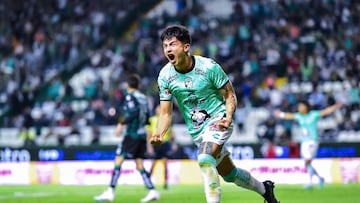 Iván Moreno festeja su gol en contra de Santos Laguna.