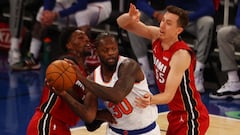 Duncan Robinson y Bam Adebayo defienden a Julius Randle durante el partido de la NBA que ha enfrentado a New York Knicks y a Miami Heat.