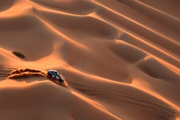 Carlos Sainz y Lucas Cruz durante la sexta etapa del Rally Dakar con un recorrido en Shubaytah, en pleno en Empty Quarter, en Arabia Saudí.