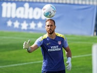 MAJADAHONDA (MADRID), 21/04/2026.-El portero del Atlético de Madrid Jan Oblak, durante el entrenamiento en la Ciudad deportiva de Majadahonda, preparatorio del partido de LaLiga de mañana miércoles frente al Elche. EFE/ Rodrigo Jiménez