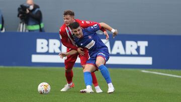 14/11/21 PARTIDO SEGUNDA DIVISION
AMOREBIETA - LUGO
Alende defendiendo a un rival.