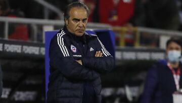 Futbol, Chile vs Paraguay.
Eliminatorias a Catar 2022.
El entrenador de Chile Martin Lasarte, dirige a sus jugadores durante el partido clasificatorio al mundial de Catar 2022 contra Paraguay en el estadio San Carlos de Apoquindo, Chile.
10/10/2021
Andres Pina/Photosport
Football, Chile vs Paraguay.
Qatar 2022 worldcup quilifying match.
Chile's head coach Martin Lasarte, gives instructions to his players during football match against Paraguay for Qatar 2022 worldcup quilifying at San Carlos de Apoquindo stadium in Santiago, Chile.
10/10/2021
Andres Pina/Photosport