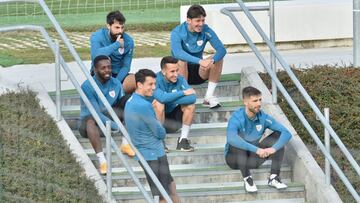 Villalibre y Vencedor, en el escalón de arriba; Williams y Berenguer, en medio; Vesga y Yeray, abajo, en Lezama