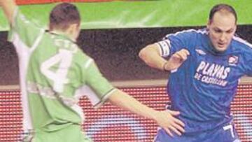 <b>LA 'BOMBA'. </b>Javi Rodíguez se va de Neto. El jugador del Playas es explosivo y espera marcar hoy.