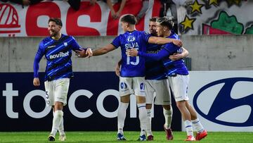 Futbol, Estudiantes vs Huachipato.
Fase de grupos, Copa Libertadores 2024.
Los jugadores de Huachipato  celebran el gol contra Estudiantes durante el partido de copa libertadores por el grupo C disputado en el estadio Uno Jorge Luis Hirschi, La Plata, Buenos Aires, Argentina.
29/05/2024
Fotobaires/Photosport

Football,  Estudiantes vs Huachipato
Group stage, Copa Libertadores 2024.
Huachipato players celebrate the goal against Estudiantes during the copa libertadores match for group C at the Uno Jorge Luis Hirschi stadium, La Plata, Buenos Aires, Argentina.
29/05/2024
Fotobaires/Photosport