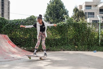 Las ni?as patinan en un parque de skate como parte de un entrenamiento semanal del grupo Ethiopian Girls Skate, en Addis Abeba, Etiop¨ªa. El Ethiopian Girls Skate es una iniciativa que promueve el skateboarding entre ni?as de diferentes or¨ªgenes sociales para para mejorar su salud mental y empoderarlas. El grupo fue fundado hace 2 a?os por los skaters Sosina Chala y Mickey Asfaw, y en ¨¦l participan alrededor de 35 chicas.