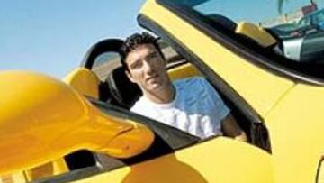 <b>LA CASA NUEVA Y EL INTÉRPRETE.</b> Reyes es un hombre familiar y en Londres viven con él sus padres, su novia, su hermano y su cuñada. Pero además, Reyes tiene la ayuda de Sandy, el hombre que hace las labores de intérprete y le ayuda en todo lo relacionado a su vida en Londres. Casi se puede decir que vive connmigo, bromea Reyes. El futbolista acaba de comprarse un impresionante chalet y en estos momentos está de mudanza.