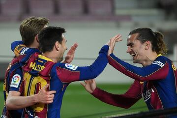 3-1. Leo Messi celebró el tercer gol con Antoine Griezman y Frenkie De Jong.