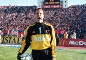 'Superman' Vargas, histórico portero de la U y seleccionado nacional en el camino a Corea Japón 2002, disputó 25 clásicos universitarios vistiendo la camiseta azul.