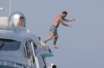 Leo Messi, Luis Su¨¢rez y Cesc F¨¢bregas han disfrutado de un d¨ªa en barco por la costa de Ibiza. Los tres jugadores se encuentran de vacaciones antes de la vuelta al trabajo.