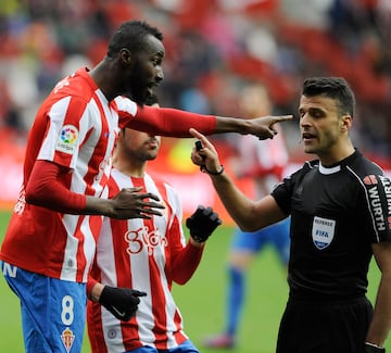 17-02-2017 MAREO GIJON TRAORE JUGADOR DEL SPORTING EN SU PRIMER PARTIDO FRENTE AL ALAVES PROTESTANDO AL ARBITRO