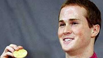 <b>CONTENTO.</B> El estadounidense Hamm muestra orgulloso la medalla de oro obtenida debido a un error de los jueces.