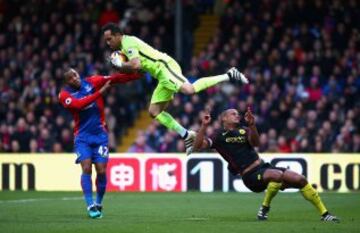 El portero del Manchester City, Claudio Bravo, coge un balón aéreo mientras super a un rival y parece dispuesto a chocarse contra un compañero. 