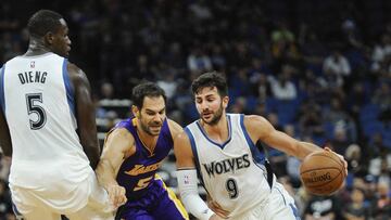 MIN01. MINNEAPOLIS (ESTADOS UNIDOS), 13/11/2016.- Ricky Rubio (d) de Minnesota Timberwolves en acción ante José Calderón (c) de Los Angeles Lakers durante un juego de la NBA hoy, domingo 13 de noviembre de 2016, en el Target Center de Minneapolis, Minnesota (Estados Unidos). EFE/CRAIG LASSIG