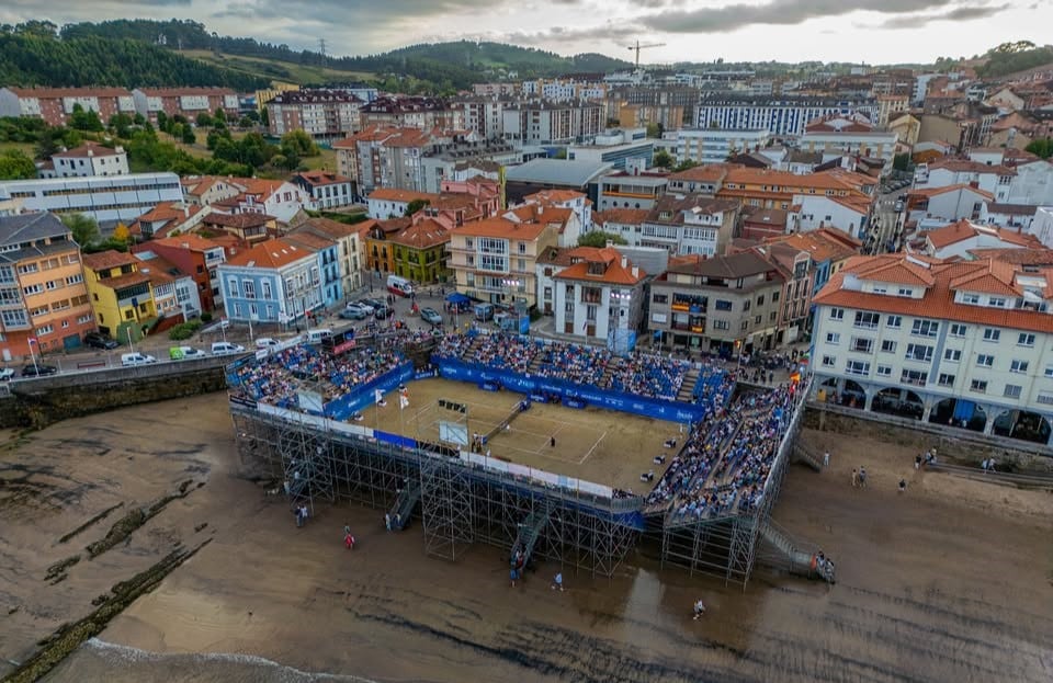 Imagen de una edición del Torneo BDO Tenis Playa Luanco