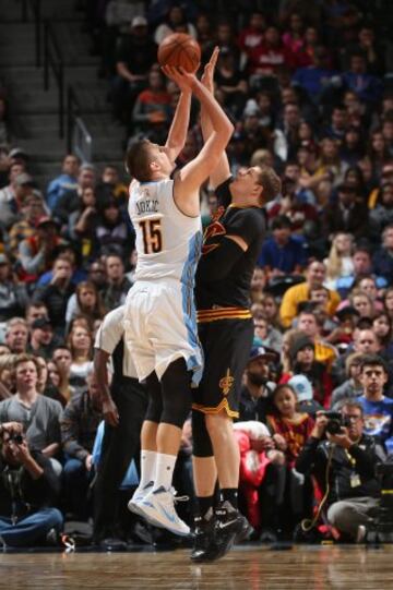 Nikola Jokic intenta el tiro a canasta ante Timofey Mozgov.