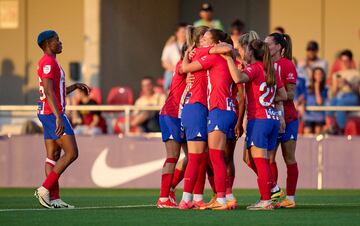 Las jugadoras del Atlético celebran el gol de Xènia.