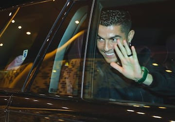 Cristiano Ronaldo ya est¨¢ en Arabia Saud¨ª. El portugu¨¦s ser¨¢ presentado en el d¨ªa de hoy con su nuevo equipo y cientos de aficionados le han esperado en su aterrizaje en su nuevo pa¨ªs.