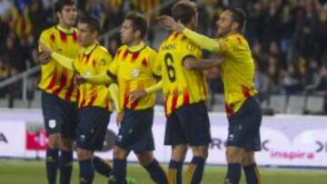 Jugadores de la selecci&oacute;n catalana celebran un gol.