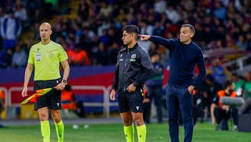 BARCELONA, 28/09/2025.- El técnico de la Real Sociedad, Sergio Francisco, durante el encuentro correspondiente a la séptima jornada de Liga EA Sports que FC Barcelona y Real Sociedad disputan este domingo en el estadio de Montjuic, en Barcelona. EFE/Quique García.
