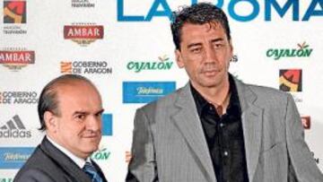 <b>INVESTIDO. </b>Eduardo Bandrés y Antonio Prieto se estrechan la mano tras la presentación del nuevo director deportivo ante los medios.