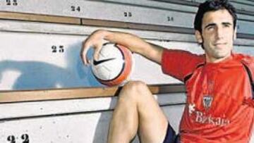 <b>EN LEZAMA. </b>Luis Prieto, en la Tribuna Gainza al término del último entrenamiento rojiblanco.