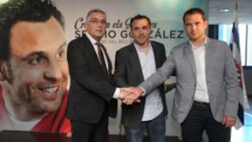 Sergio González, junto a Joan Collet y Óscar Perarnau el 28 de mayo de 2014, el día de su presentación bajo el lema 'Creiem en els nostres'.