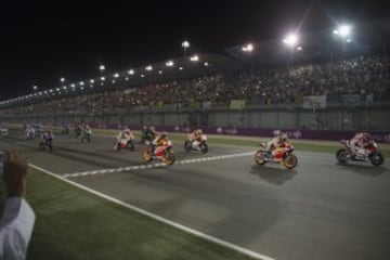 Salida de la carrera nocturna en el circuito de Losail, GP de Qatar.