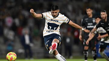 Pumas' forward #09 Guillermo Martinez shoots a penalty kick against Pumas' goalkeeper #01 Alex Padilla and scores his team first goal during the Liga MX Clausura football match between Pumas and Monterrey at the Olimpico Universitario stadium in Mexico City on March 16, 2025. (Photo by Yuri CORTEZ / AFP)