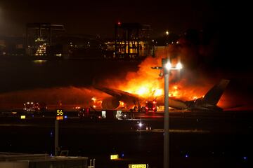 Así, la posible colisión podría estar detrás de la causa del incendio de esta aeronave de Japan Airlines, que sigue ardiendo mientras los equipos de rescate intentan evacuar a los pasajeros.