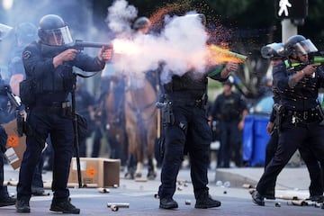Un agente de policía dispara una bala blanda cerca del Centro de Detención Metropolitano en el centro de Los Ángeles.