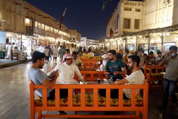 Un grupo de hombres conversan en un café de Souq Waqif.  