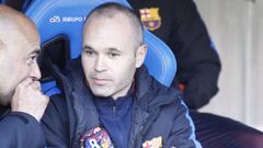 Iniesta, en el banquillo en Riazor.