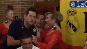 "¡Cómo no te voy a querer!" Roncero cantó eufórico junto a una peña