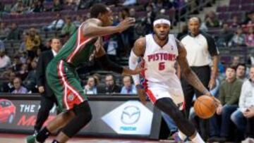 Josh Smith ante Khris Middleton.
