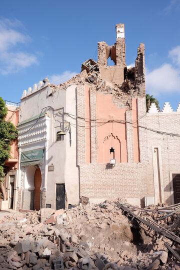 Vista general de un edificio histórico, dañado severamente por el temblor provocado por el terremoto, en Marrakech.