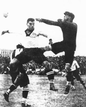 En 1919, tras un enfado con la directiva españolista, fichó por el club rival de la ciudad, el Fútbol Club Barcelona. 