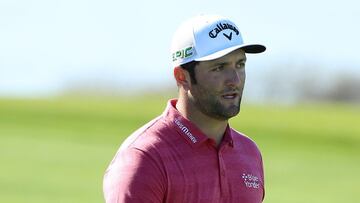 Jon Rahm camina durante la última jornada del Farmers Insurance Open en el Torrey Pines South de San Diego, California.