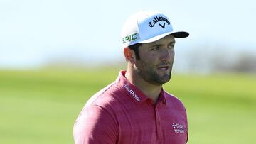 Jon Rahm camina durante la &uacute;ltima jornada del Farmers Insurance Open en el Torrey Pines South de San Diego, California.