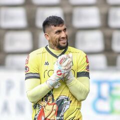 El arquero marca su segundo gol del año y es la sensación de la Primera B: ¡salvó a su equipo en el último minuto!