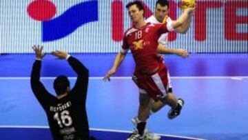 El jugador danés Lindberg intenta superar al portero de Macedonia Borko Ristovski durante el partido del viernes 18 de enero.