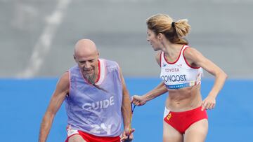 PARÍS (FRANCIA), 08/09/2024.- La atleta española Elena Congost, medalla de bronce en la final de la maratón T12 femenino, ayuda a su guía, que llega exhausto a la línea de meta, este domingo en los Juegos Paralímpicos de París 2024. EFE/ Javier Etxezarreta