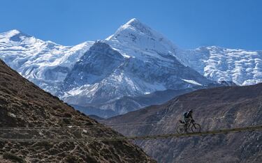 Prueba que se desarrolla en el Himalaya y es, por tanto, la carrera de MTB que presenta mayor altitud en todo el mundo. De hecho, alguna de las cotas que deben superar los corredores llega a los 5.400 metros. No alcanza los 300 kilómetros, por lo que su distancia no es de las más largas durante sus siete etapas, pero sí cuenta con el clima más extremo de todas con temperaturas entre los -20º y -30º grados. Sólo apta para la gente más dura.