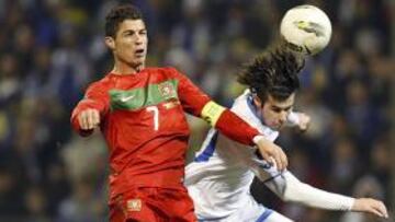 <b>VIGILADO. </b>Cristiano no pudo zafarse del marcaje de los bosnios.