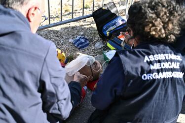 Tobias Johannessen, octavo en la genera, se fue al suelo nada más cruzar la meta en el Mont Ventoux. Tuvo que ser auxiliado y trasladado el hospital. 'Tobias tuvo problemas estomacales después de la meta. Recibió atención médica de inmediato, lo cual me alegra mucho. Está en la ambulancia y se siente mejor', contó el equipo médico del Uno-X.