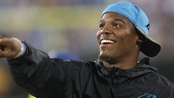 CHARLOTTE, NC - SEPTEMBER 01: Cam Newton #1 of the Carolina Panthers checks the scoreboard during their game against the Pittsburgh Steelers at Bank of America Stadium on September 1, 2016 in Charlotte, North Carolina. Streeter Lecka/Getty Images/AFP
== FOR NEWSPAPERS, INTERNET, TELCOS & TELEVISION USE ONLY ==