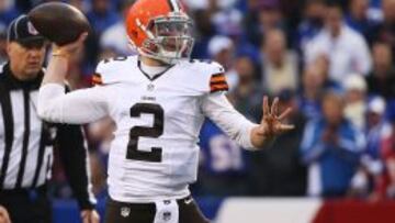 Johnny Manziel, preparándose para el pase.