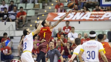 Davis lanza ante la defensa del Monbus Obradoiro.