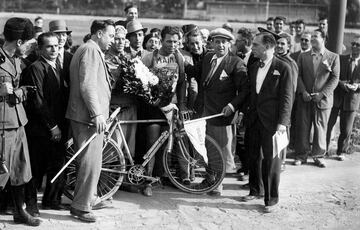 Apodado 'la locomotora humana' fue el ciclista que vistió por primera vez la maglia rosa, en 1931. Ganó el Giro en 1934 y sumó un total de 31 etapas, la tercera mejor marca.